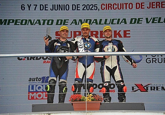 Abián Santana, en lo más alto del podio tras ganar la carrera en el circuito andaluz.