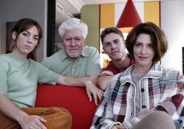 El director Pedro Almodóvar, junto a los actores Bárbara Lennie, Victoria Luengo, Patrick Criado, durante el rodaje de su nueva película 'Amarga Navidad'.