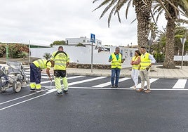 Autoridades supervisando los trabajos que se ejecutan en Teguise.