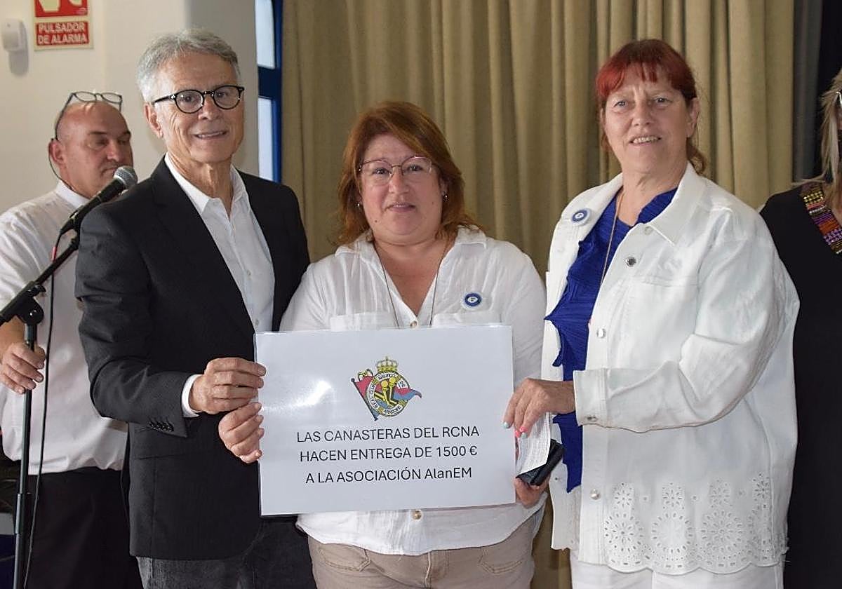 Ganadoras del torneo, con presidente del RCNA y cartel de la donación.