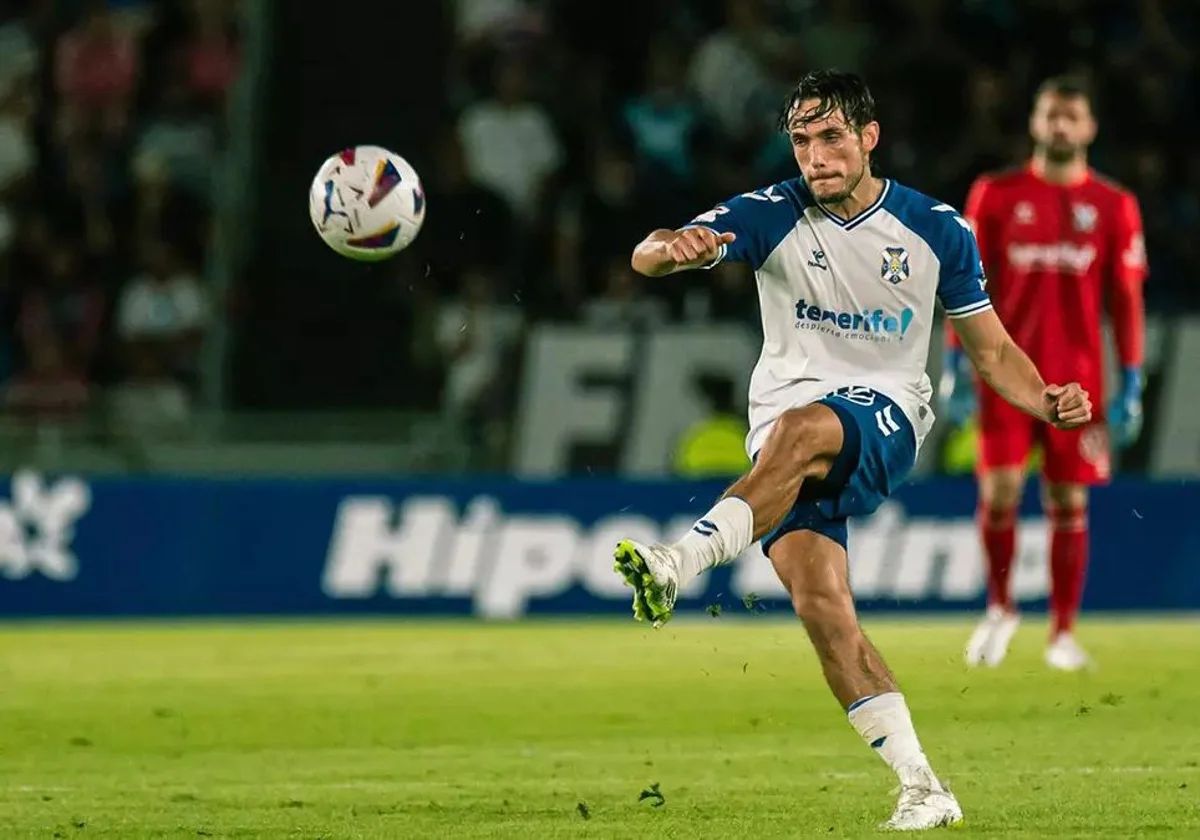 Corredera, en su etapa en el CD Tenerife jugando en el Rodríguez López.