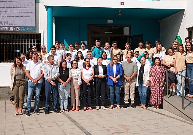 Alumnas y alumnos, más monitores, junto a las autoridades.