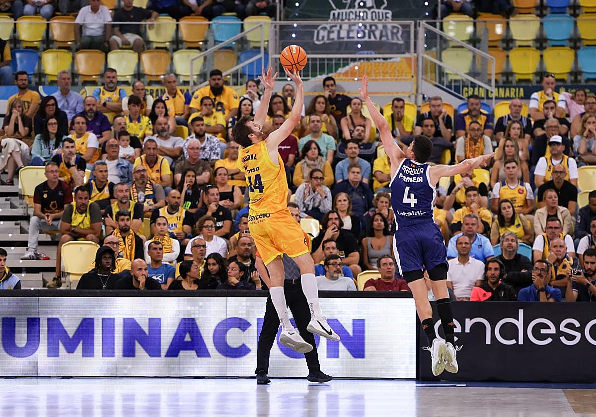 Shurna lanza a canasta en el encuentro contra el Valencia en el Arena.
