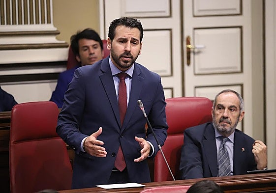 Manuel Hernández Cerezo, en el Parlamento de Canarias.