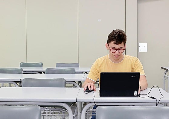 Pablo Arencibia posa con el ordenador que le permitió enfrentarse a la PAU en igualdad de condiciones.