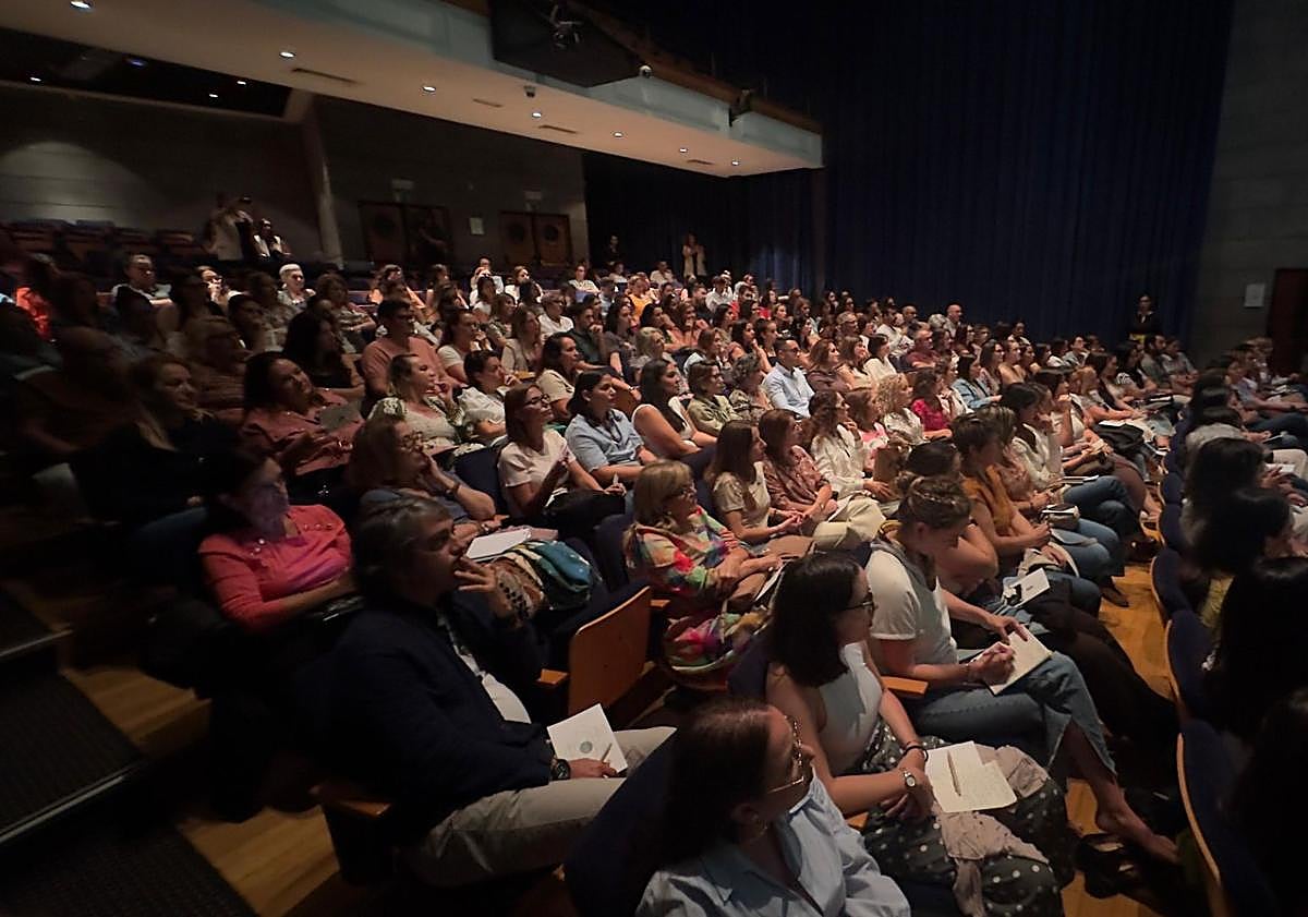 Imagen principal - El evento, que incluyó una experiencia audiovisual inmersiva, fue un éxito de participación.