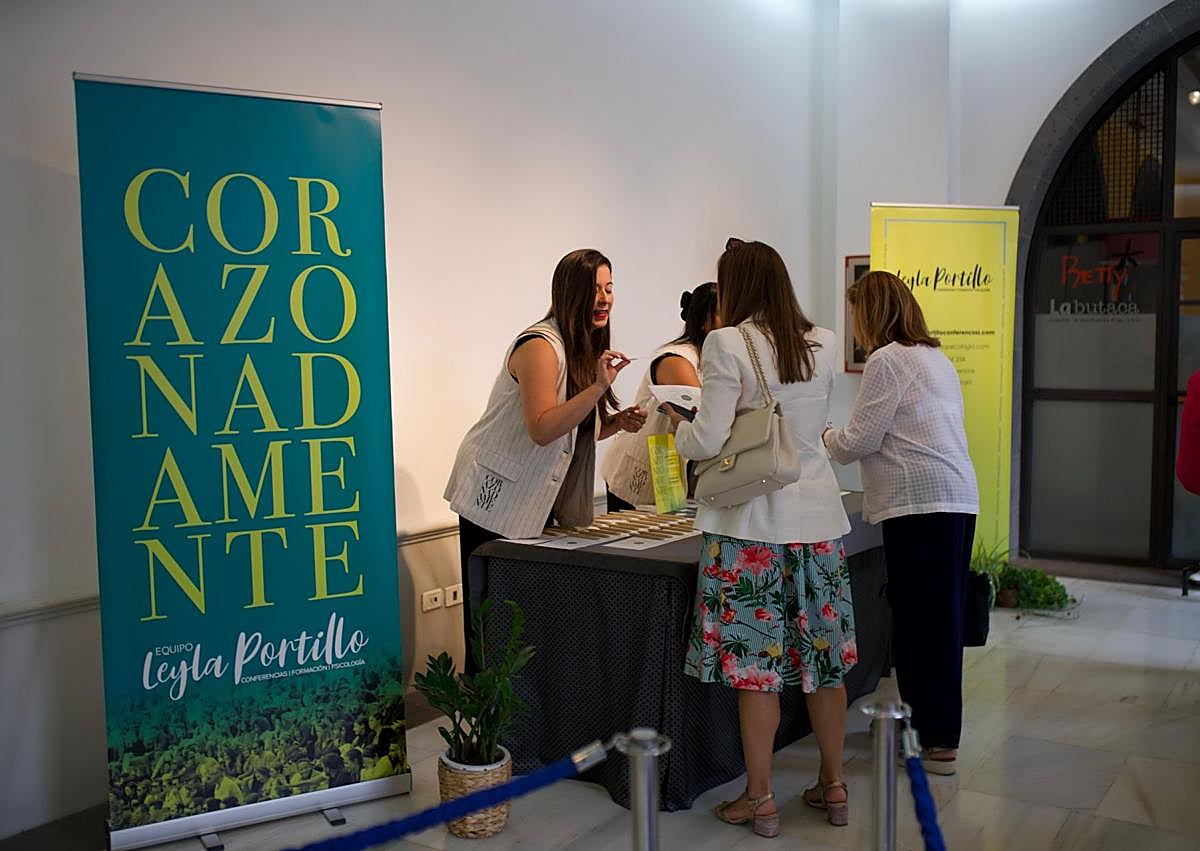 Imagen secundaria 1 - El evento, que incluyó una experiencia audiovisual inmersiva, fue un éxito de participación.