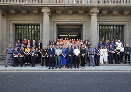 Foto de familia con los 79 profesionales de seguridad privada.