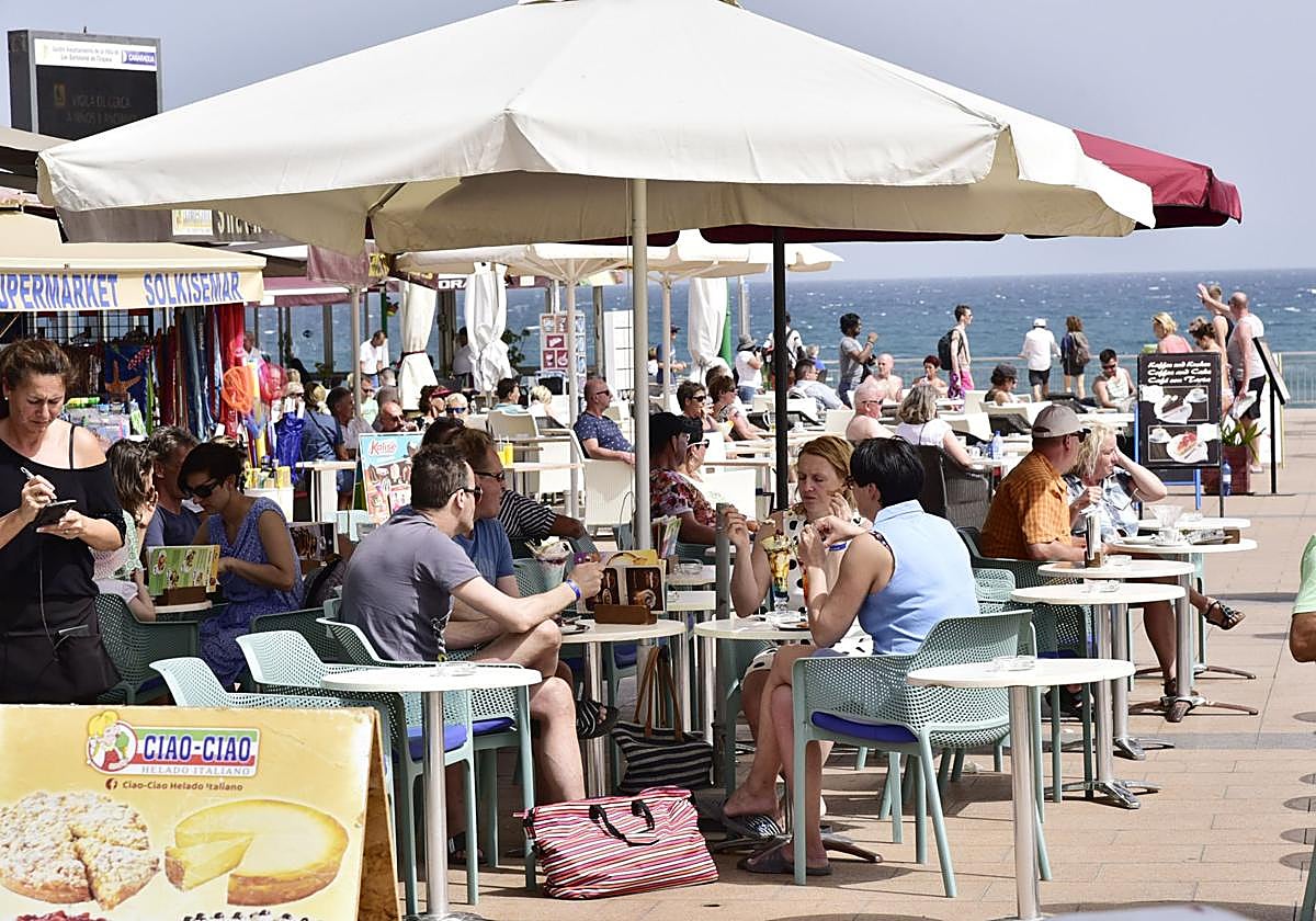 Imagen de archivo de turistas pasando el día en Playa del Inglés, en Gran Canaria.