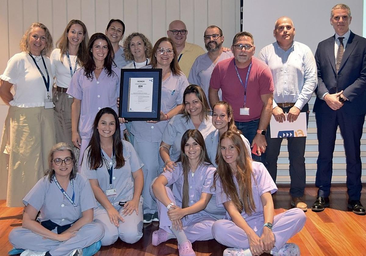 Las responsables de los tres servicios del Hospital General de Fuerteventura, con el certificado de AENOR.