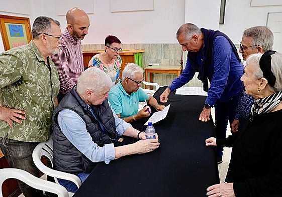 Los portavoces vecinales, momentos antes de comparecer ante los medios.