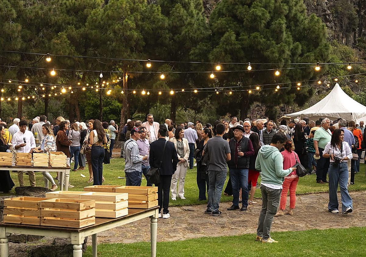 Imagen principal - Distintos momentos del acto de descorche de los vinos de la vendimia de 2024. 