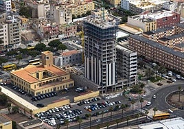 Construcción de un edificio en la zona baja de La Isleta.
