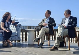 A la derecha, Carlos Lafoz, junto a Daniel Santiago Pérez Varela, director de infraestructuras en Canarias, Red Eléctrica de España, y Marta Cantero, moderadora del encuentro.