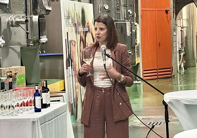 Jacqueline Herrera, enóloga de Bodegas Insulares durante la cata de ayer a los medios de comunicación