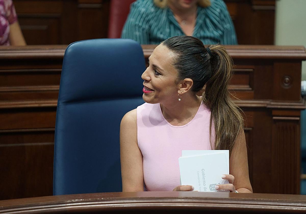 La consejera de Turismo y Empleo del Gobierno de Canarias, Jéssica de León durante el pleno del Parlamento de Canarias celebrado este miércoles.
