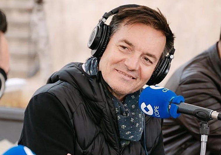 Imagen del locutor Roberto González grabando un exterior.