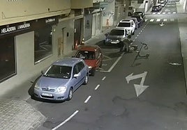 Imagen de dos personas implicadas en el robo con violencia a una mujer.