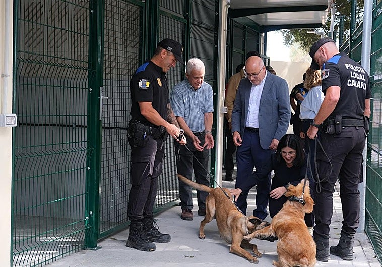 Carolina Darias saluda a los perros durante el acto de presentación de la sede de la Unidad de Policía Canina.