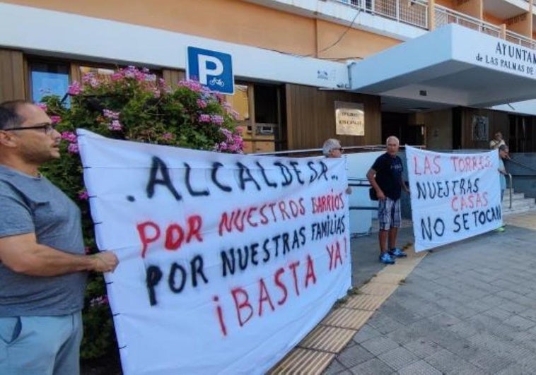 Concentración vecinal de Las Torres a las puertas de las oficinas municipales.