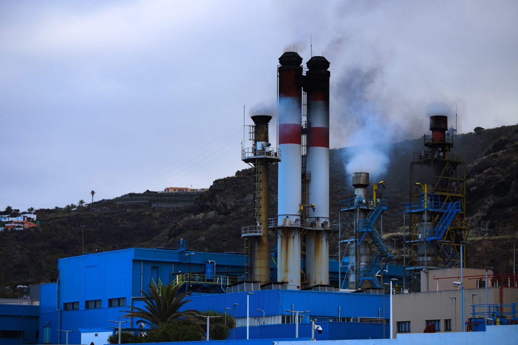 Imagen de la central eléctrica de Los Guinchos, en la isla de La Palma, el único punto de generación salvo el escaso peso de las renovables.