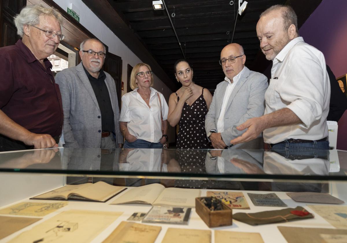 La exposición exhibe también libros, documentos y objetos de la saga Millares Sall.