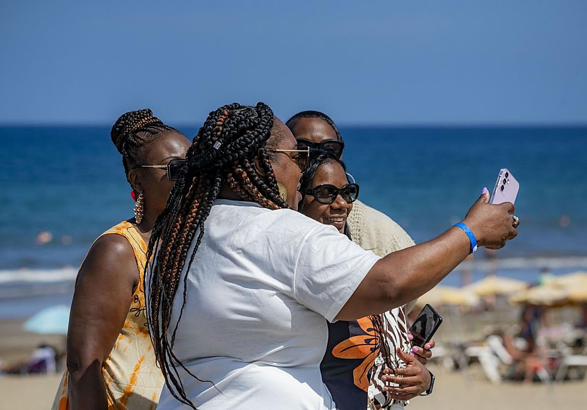Un grupo de amigas se retratan en la sureña Playa del Inglés.