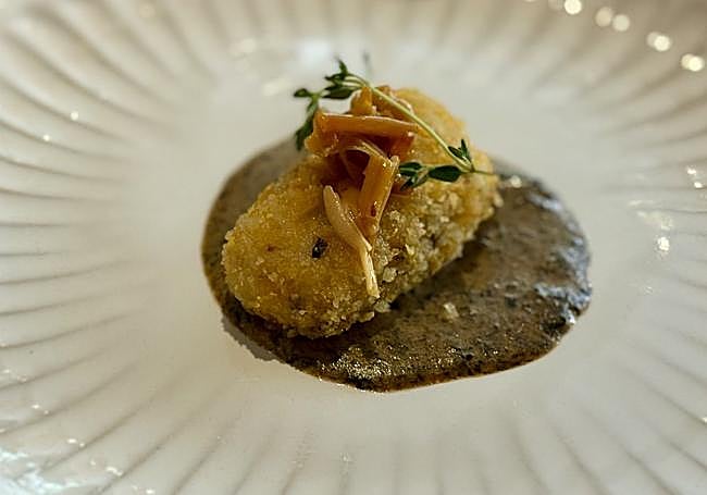 Croqueta de vaca ahumada con trufa líquida y enoki escabechada