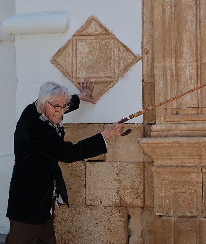 Imagen secundaria 2 - Dámaso explicó la portada de la iglesia de Pájara y hasta hizo un dibujo y firmó un autógrafo a una vecina de Pájara que se le acercó.
