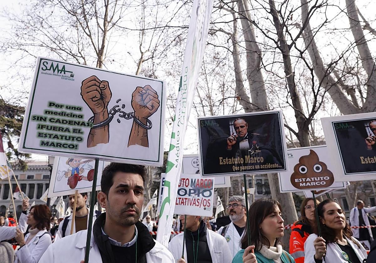 Protesta contra el Estatuto Marco a las puertas del Ministerio de Sanidad.