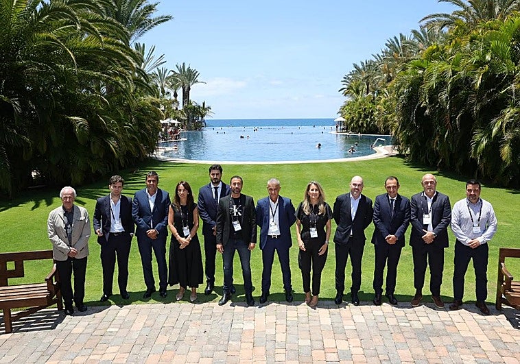 Foto de familia de los participantes del debate hotelero organizado este jueves en el Lopesan Costa Meloneras.