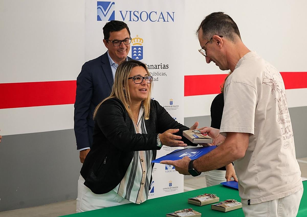 Imagen secundaria 1 - Juan Martín y Reinhard, recibiendo las llaves, además del nuevo edificio con nueve viviendas.