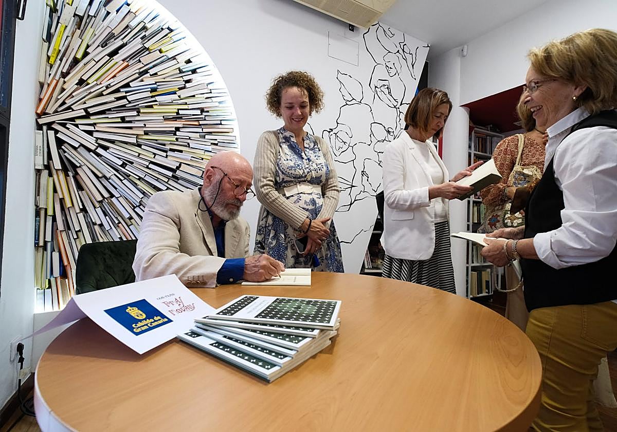 El autor firmó ejemplares este viernes en la Librería del Cabildo.