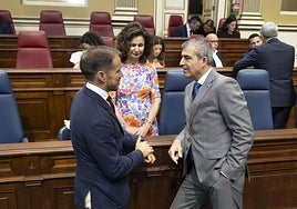 Matilde Asián (c) conversa con Manuel Domínguez (d) y Mariano Hernández Zapata (i) en la sesión del Pleno el martes.