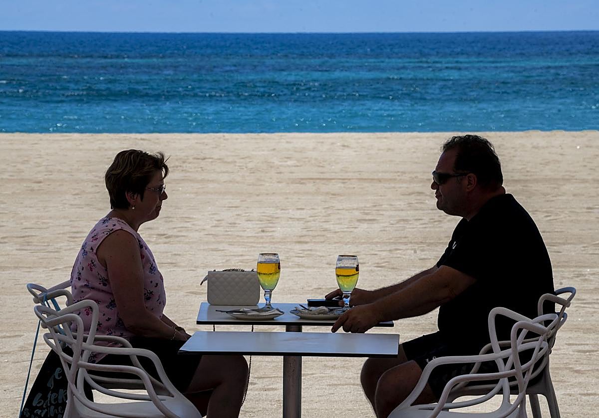 Comer o tomar algo a solo unos metros de la playa de Las Canteras es uno de los grandes lujos de la capital grancanaria.