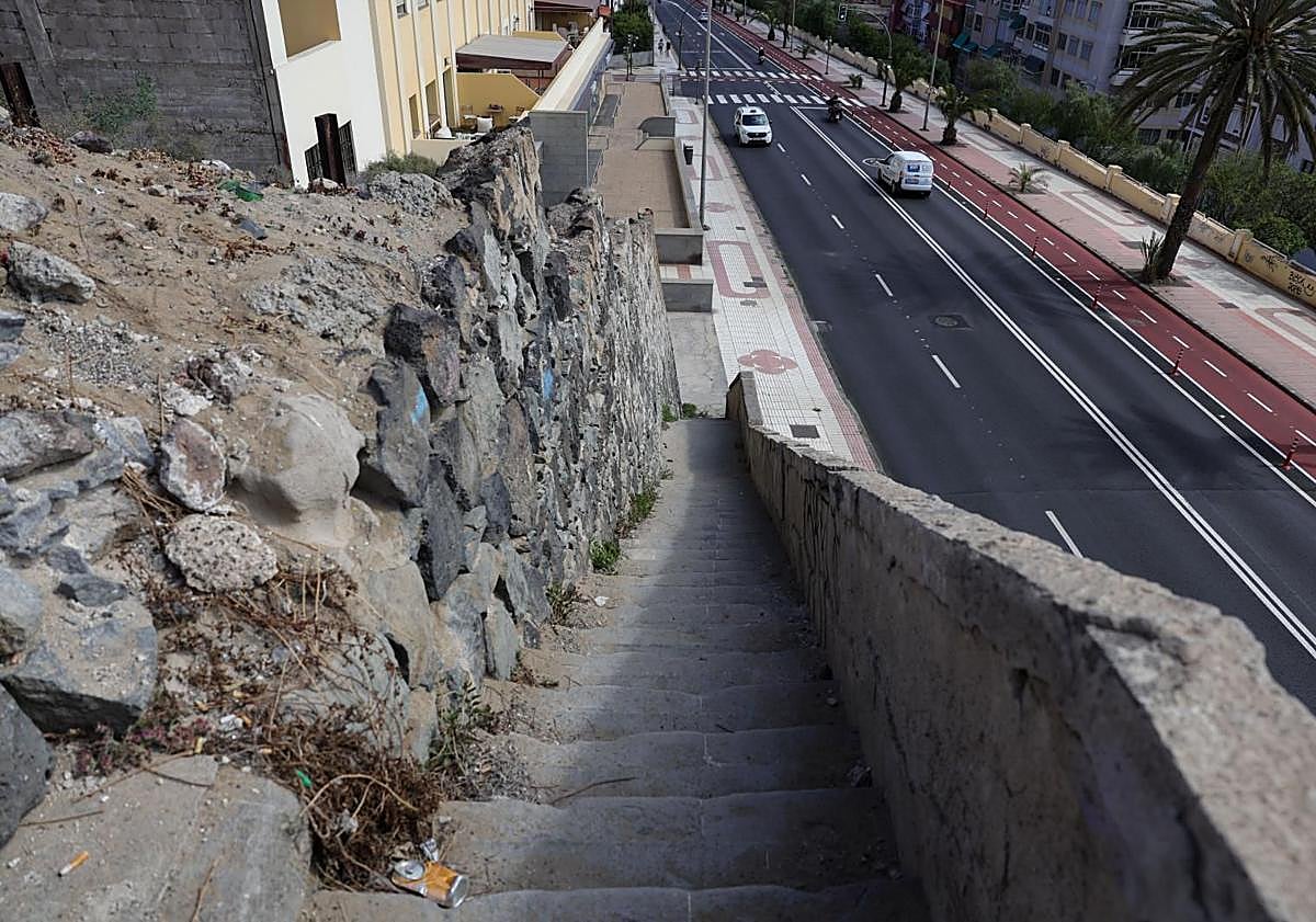 Imagen principal - Los residentes alertan del mal estado de la escalera por la que acceden a sus casas y piden limpieza.