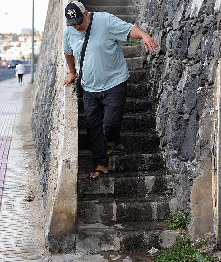 Imagen secundaria 2 - Los residentes alertan del mal estado de la escalera por la que acceden a sus casas y piden limpieza.