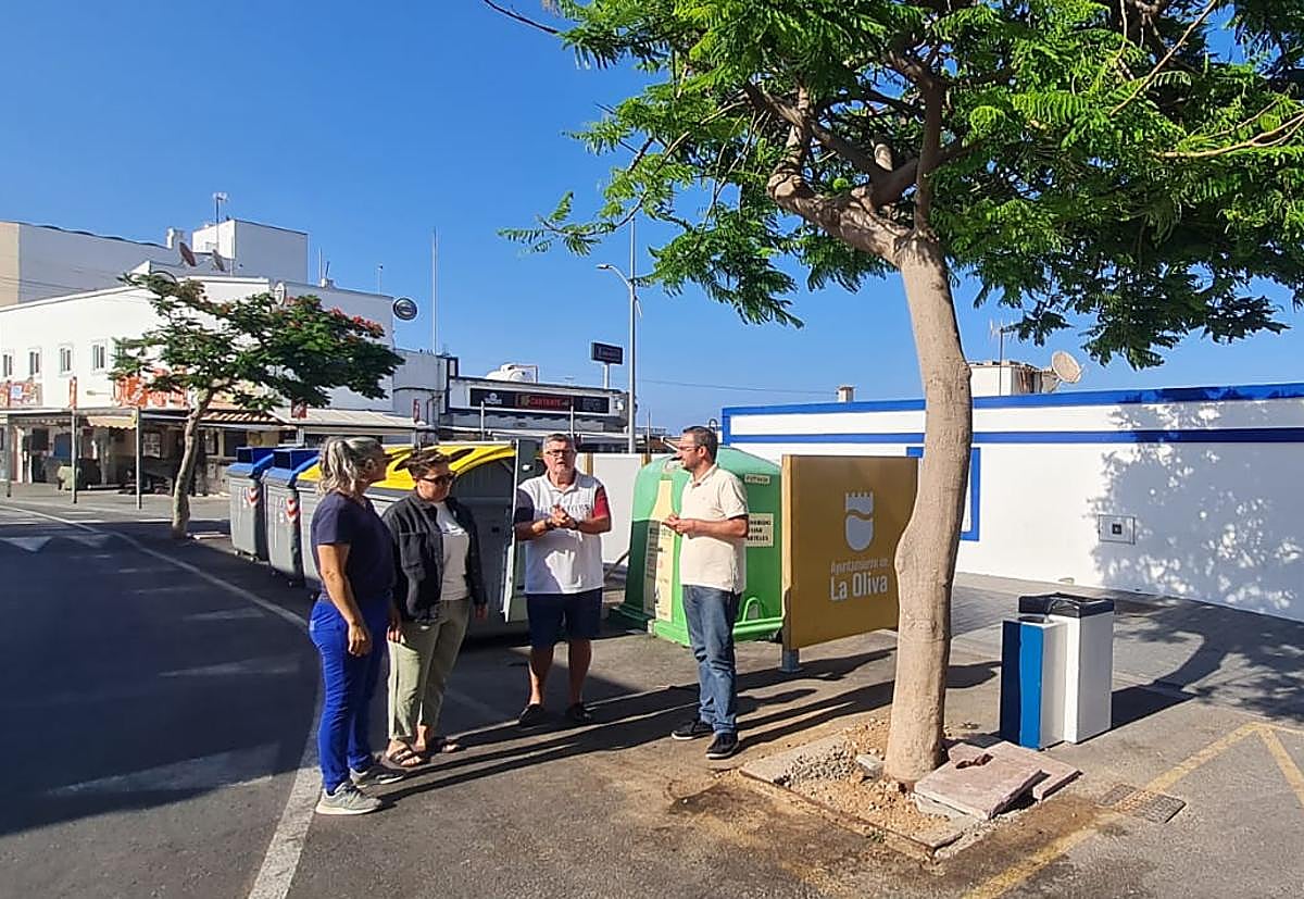 Los cuatro concejales del PP de La Oliva, en el punto limpio ubicado en pleno casco antiguo de Corralejo.
