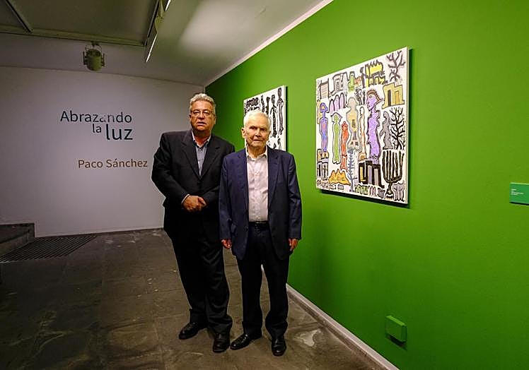 De izquierda a derecha, Fernando Fernández, director de la Fundación La Caja de Canarias, y el artista Paco Sánchez, este jueves, en el Cicca.