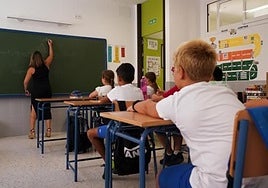 Foto de archivo de una docente en un aula de un colegio durante el primer día de clase de este curso.