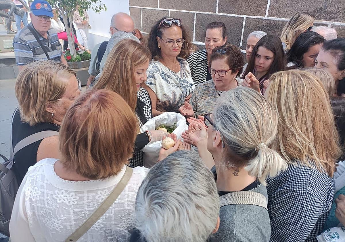 Reparto del pan de San Antonio, uno de los actos más entrañables de las fiestas satauteñas.