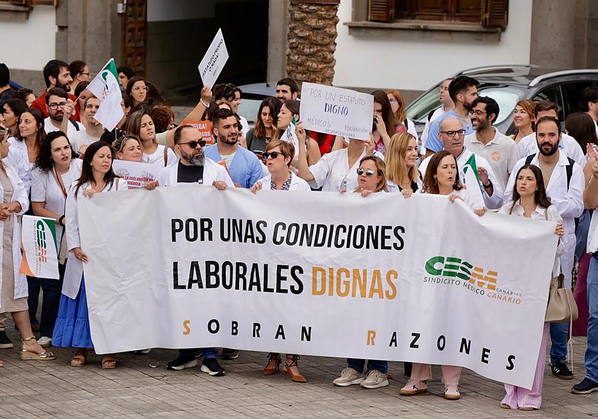Momento de la concentración de médicos a las puertas de la Delegación del Gobierno en la capital grancanaria.