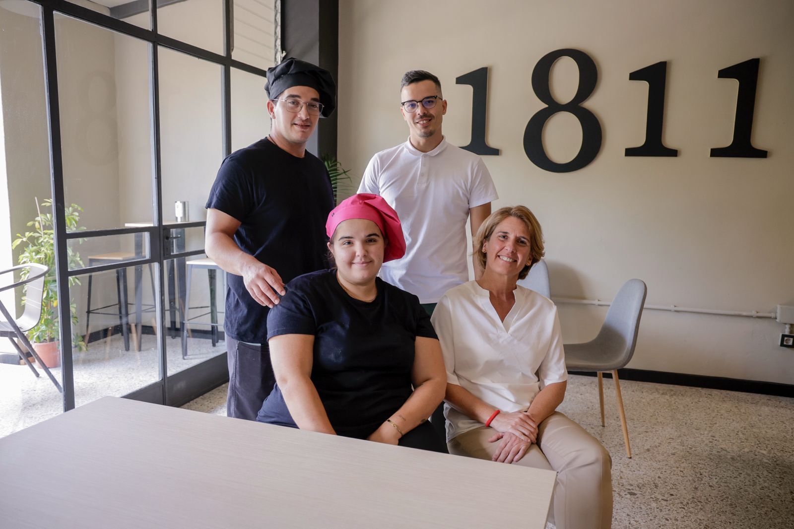 De pie, Sergio (cocinero) y Miguel Ángel (responsable de sala). Sentadas, Niurka (ayudante de cocina) y Blanca Pérez (propietaria).