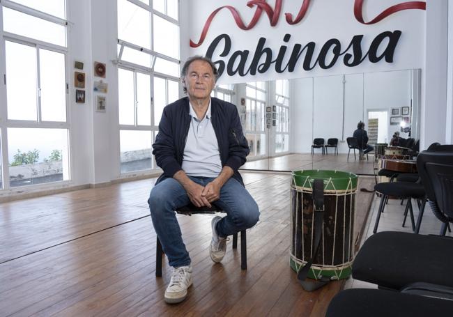 Javier Morales en la sede de la Agrupación Folclórica de Sabinosa.