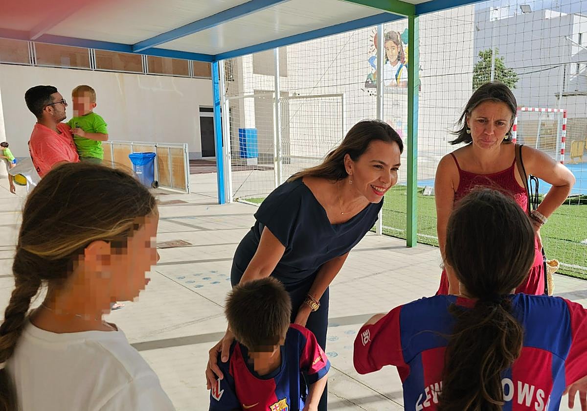 Maite Corujo, visitanto a escolares en uno de los campamentos del verano de 2024.