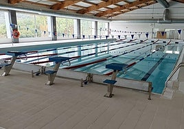 Interior de las instalaciones de la piscina municipal de Teror.