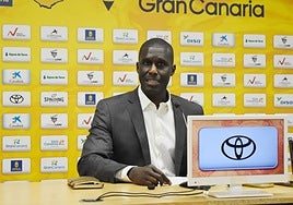 Sitapha Savané responde a los medios en rueda de prensa.