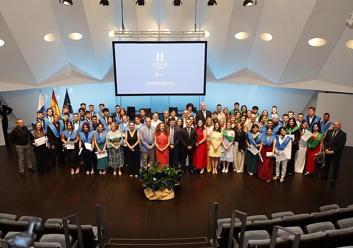 Imagen secundaria 1 - Hoteles Escuela de Canarias celebra la graduación de 112 alumnos de hostelería, cocina y restauración