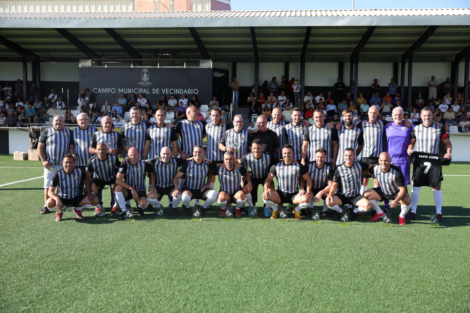 El tributo a los héroes del ascenso del Vecindario, en imágenes