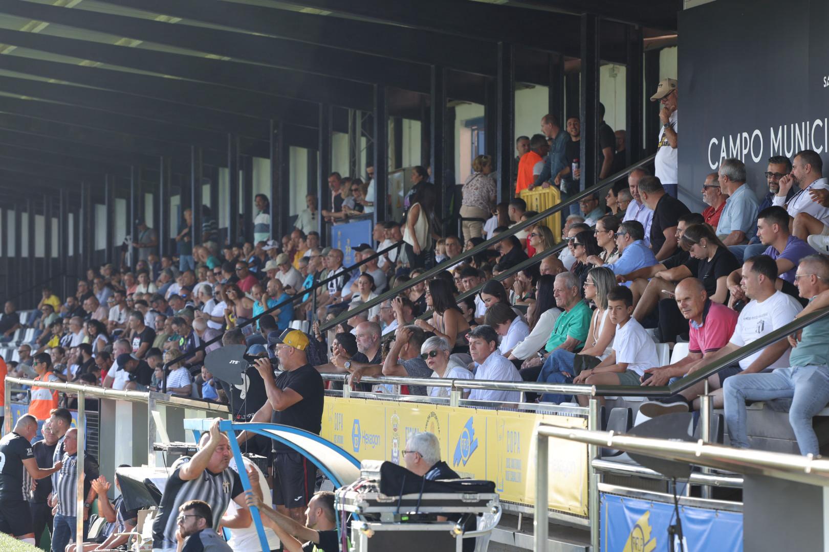 El tributo a los héroes del ascenso del Vecindario, en imágenes